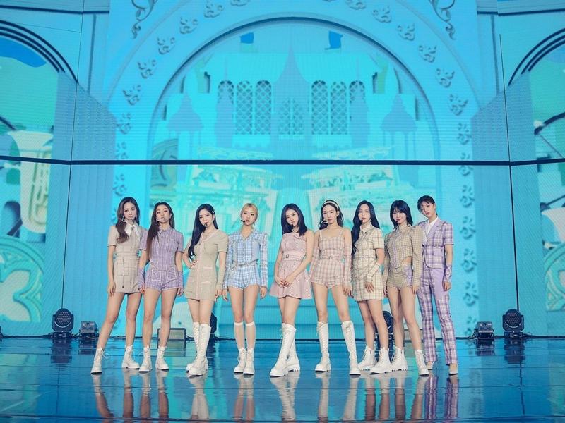 軟呢的裙裝或褲裝，讓 TWICE 比前兩套造型更為正式。