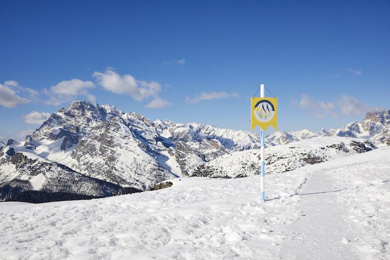 MIU MIU 2021秋冬系列的場景來到義大利知名滑雪勝地Cortina d’Ampezzo。（品牌提供）