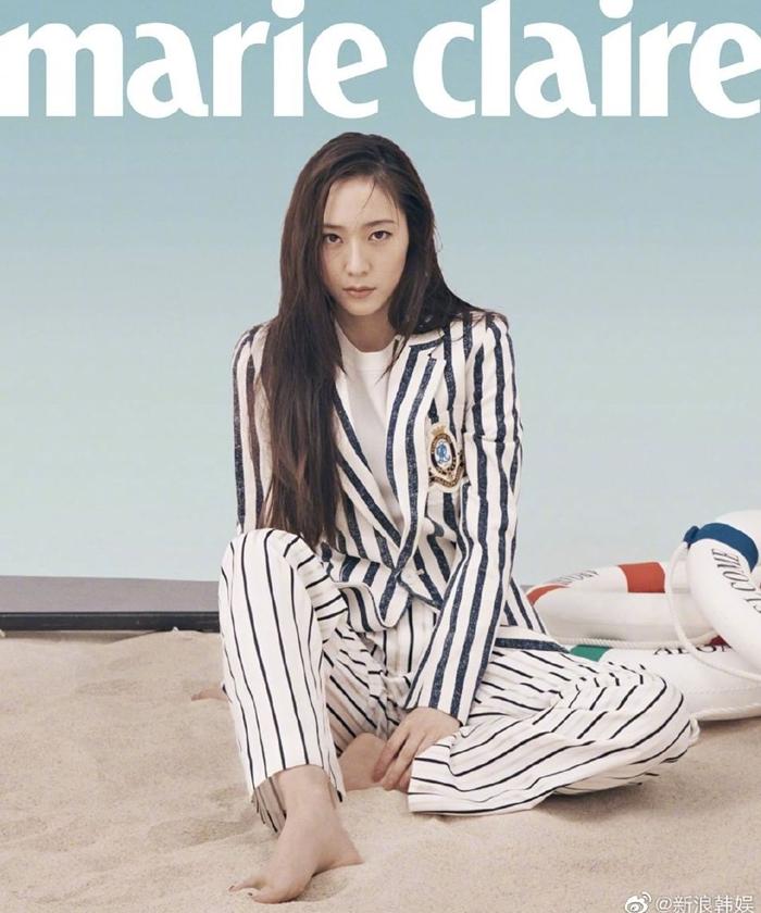 Krystal 身穿 Ralph Laure 登封。（翻攝自Marie Claire Korea）