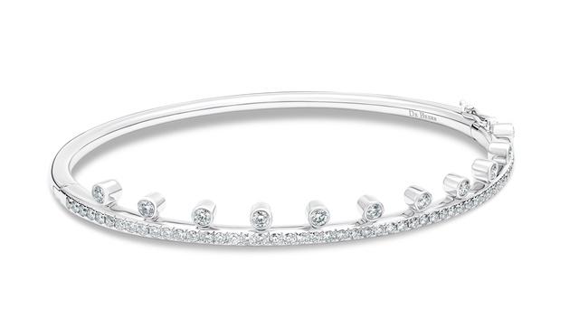 De Beers Dewdrop 18K 白金單行鑽石手環，鑽石總重約 0.24 克拉，NTD234,000。