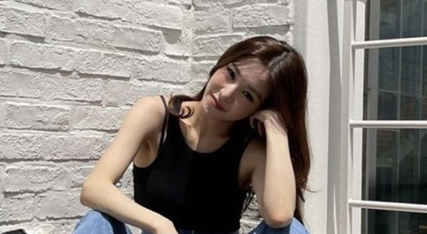 Tiffany 在個人 IG 一連 PO 出多張美照，不只腿開開超性感，滑到最後一張才發現原來穿著性感中空裝。