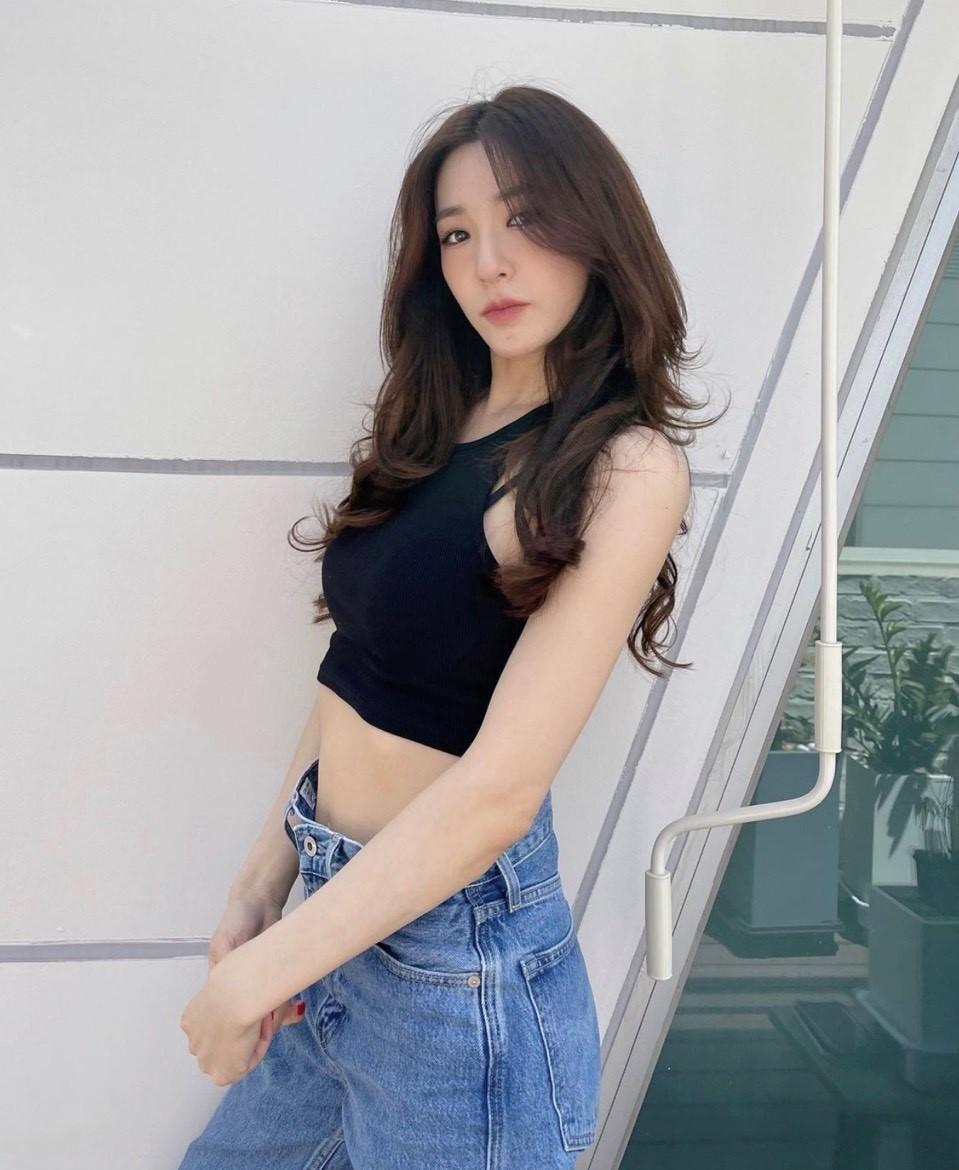 一直往右滑才發現，原來 Tiffany 身上的背心是一件中空裝，白皙腹肌曝光引起網友尖叫了。