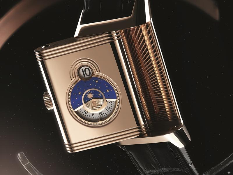 REVERSO TRIBUTE NONANTIÈME 翻轉系列九十週年紀念腕錶的背面呈現一個「8」，上下的圓圈各為半跳時小時顯示，轉盤式分鐘顯示。