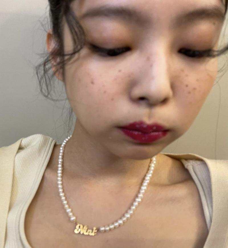 Jennie的項鍊來自The M Jewelers的客製設計。（截自Jennie IG）