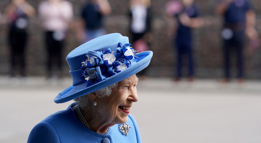 女王「色票時尚」回來了！出訪蘇格蘭首日穿「皇家藍」亮相 - 自由電子報i