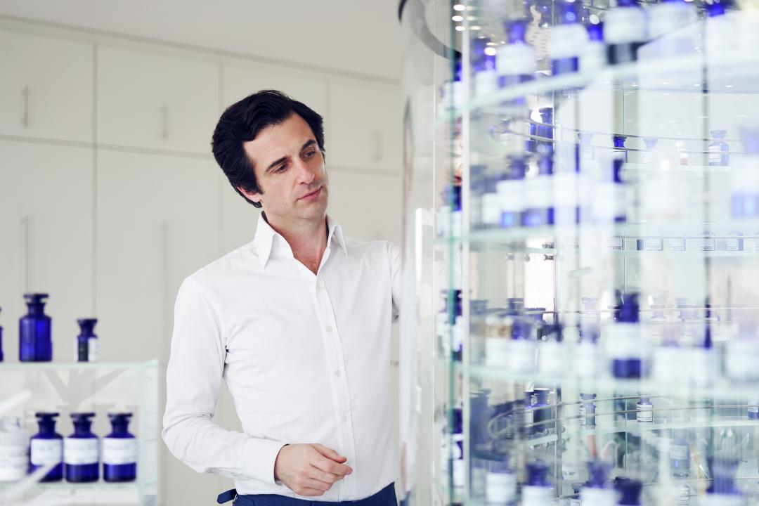 奧利維耶．波巨（Olivier Polge）自2015年起接下香奈兒專屬調香師之位，他表示：「在保存香奈兒N°5的路上，我一刻都不能懈怠。」。