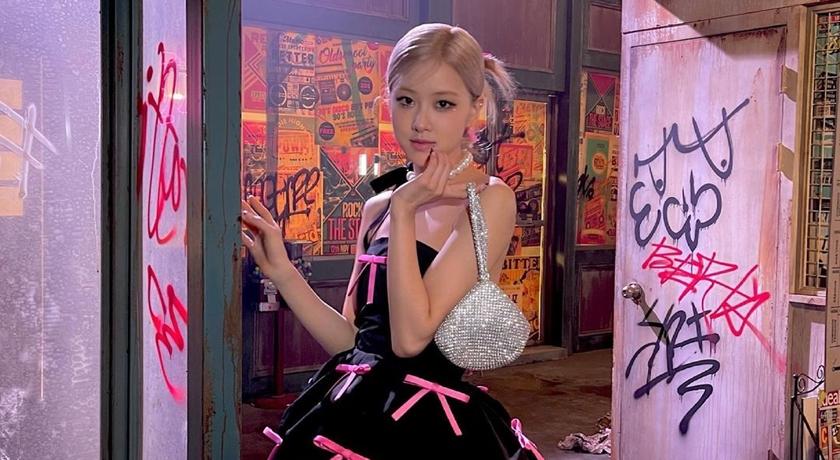 Rosé腳踩「30公分恨天高」慶專輯熱賣！誇張比例引負評：鞋比頭大？