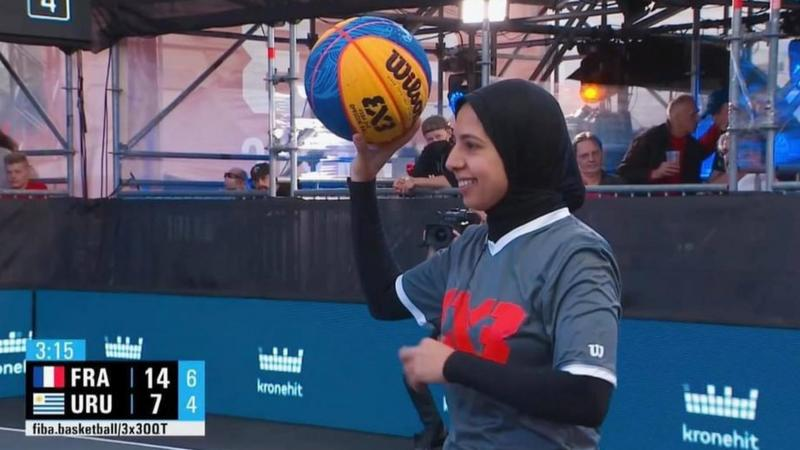 首位戴著穆斯林頭巾擔任奧運三對三籃球賽裁判的Sara Gamal。（截自twitter）