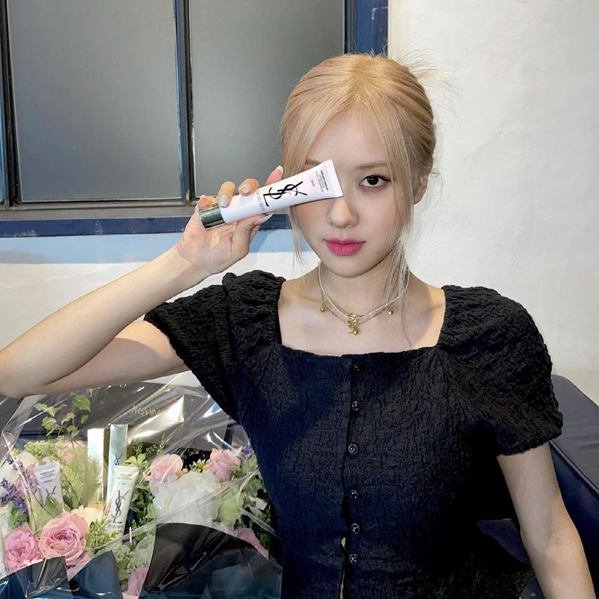 Rose也愛用的正式YSL 名模肌密光幻防護妝前乳。（翻攝自roses_are_rosie IG）