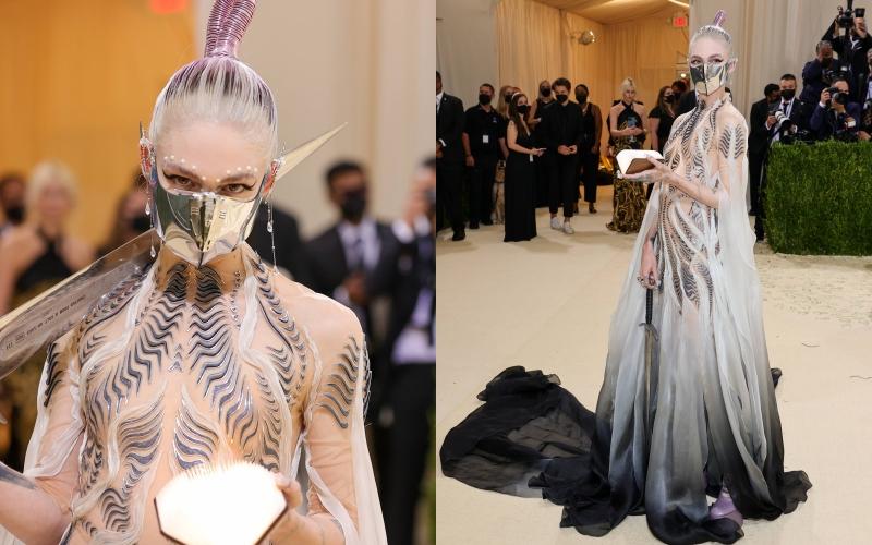 Grimes今年獨自登上Met Gala，她身上的禮服來自Iris Van Herpen、手上的寶劍則是來自熱映中的電影《沙丘》的靈感。（美聯社）