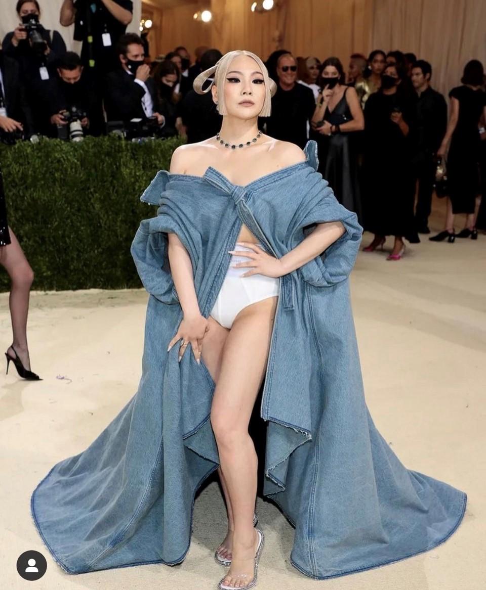 不是第一次單穿內褲，CL 日前受邀出席 Met Gala 同樣也是底褲單穿的造型。