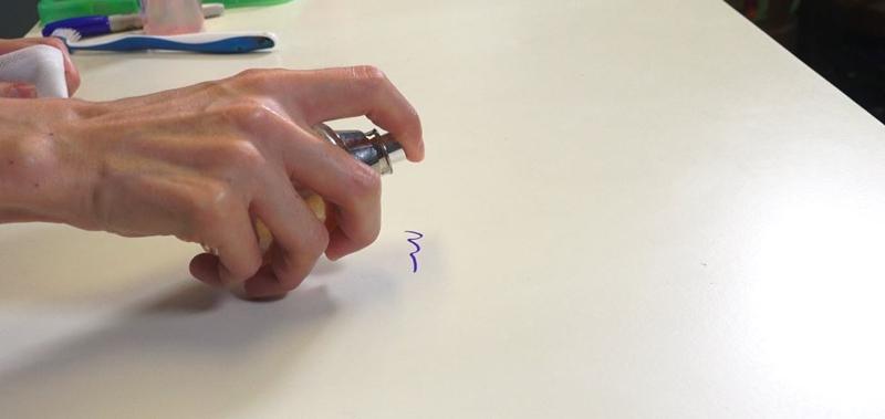 香水裡面含有酒精成分，噴在被畫到的家具或衣服可將墨水溶開。（圖／記者黃敬文攝）