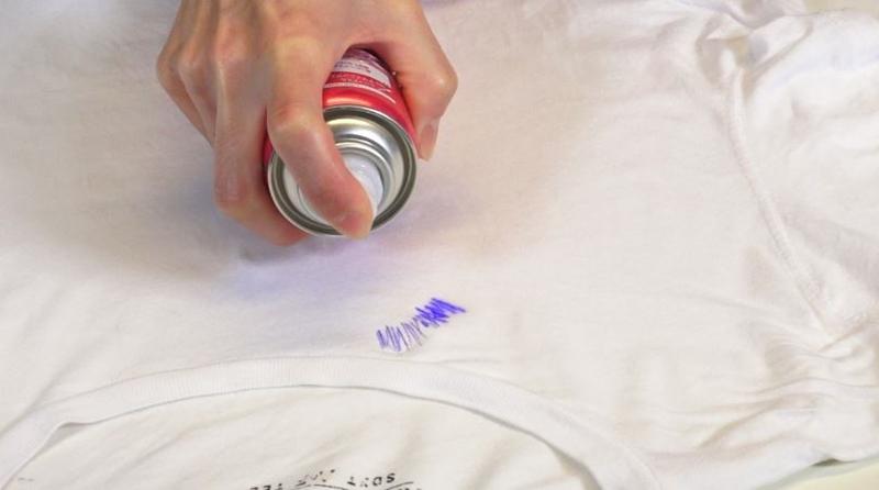 髮膠裡面一樣含有酒精成分，它可以讓原子筆色素，達到分解的效果。（圖／記者黃敬文攝）