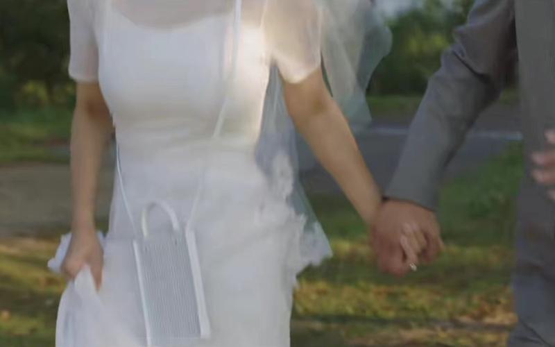 結婚的白紗搭配白色小背袋非常可愛。