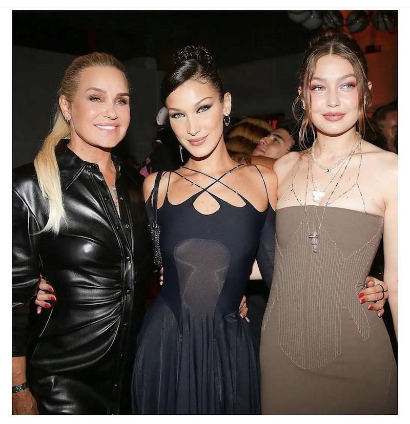 Gigi Hadid（右）的媽媽Yolanda Hadid（左）與妹妹Bella Hadid（中）三人都是超模。（截自yolandahadid IG）