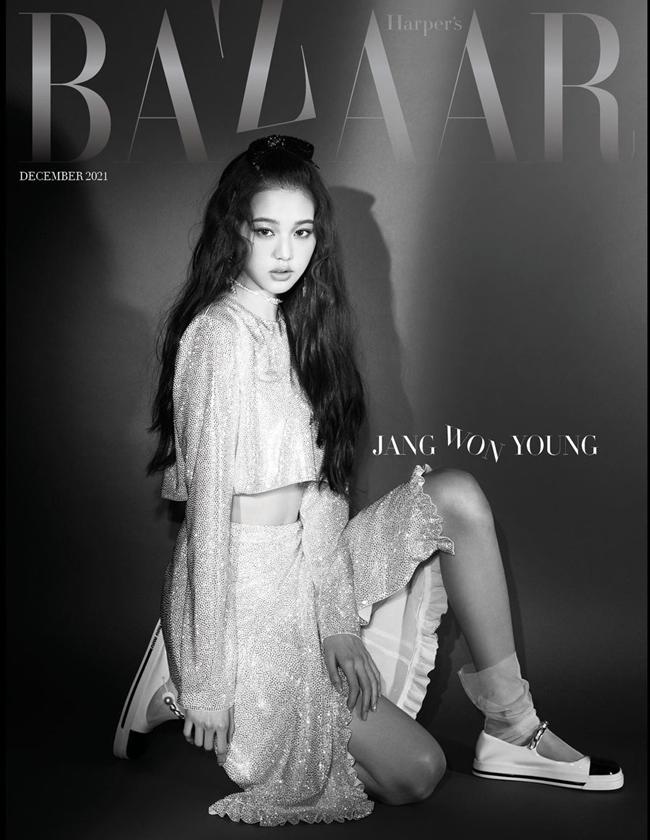 張員瑛以一身MIU MIU登上時尚雜誌。（翻攝自harpersbazaarkorea IG）