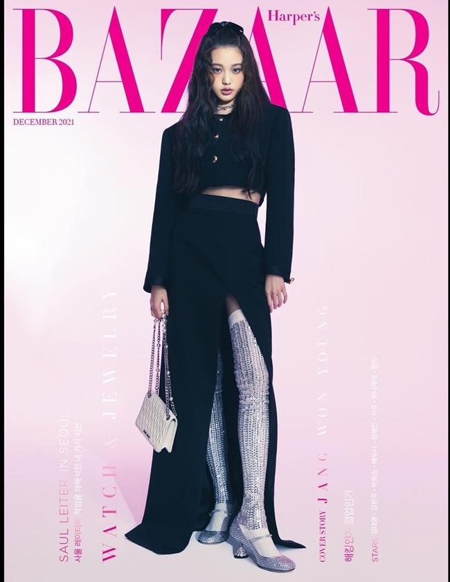 張員瑛展現超狂「12頭身」。（翻攝自harpersbazaarkorea IG）