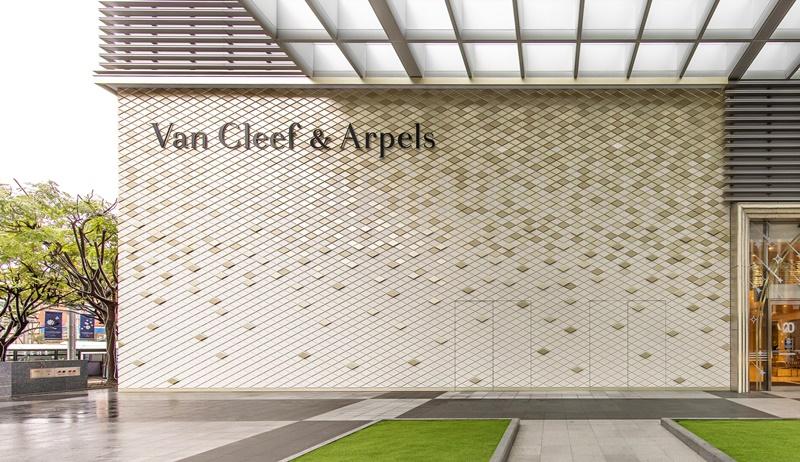 百貨的外牆牆面上，也利用 Van Cleef & Arpels 標誌的菱形 Logo 作為設計細節。