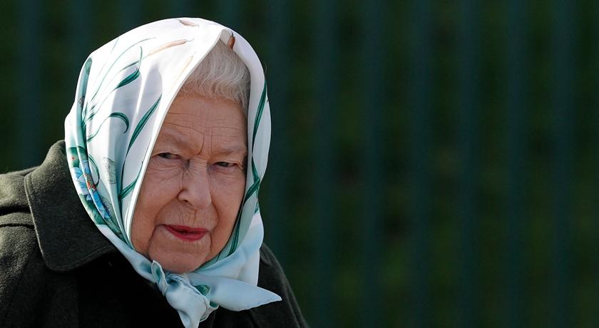 消失一個月讓粉絲好擔心！95 歲英國女王一身優雅「霸氣回歸」