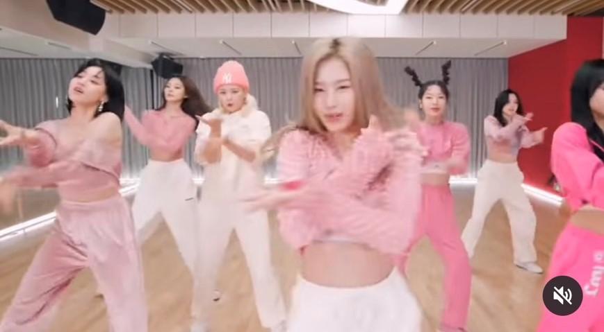 TWICE 公開的練舞影片，其中 Sana 也穿了同一件粉紅色上衣，讓這件衣服直接進入「第四撞」。（翻攝自instagram）