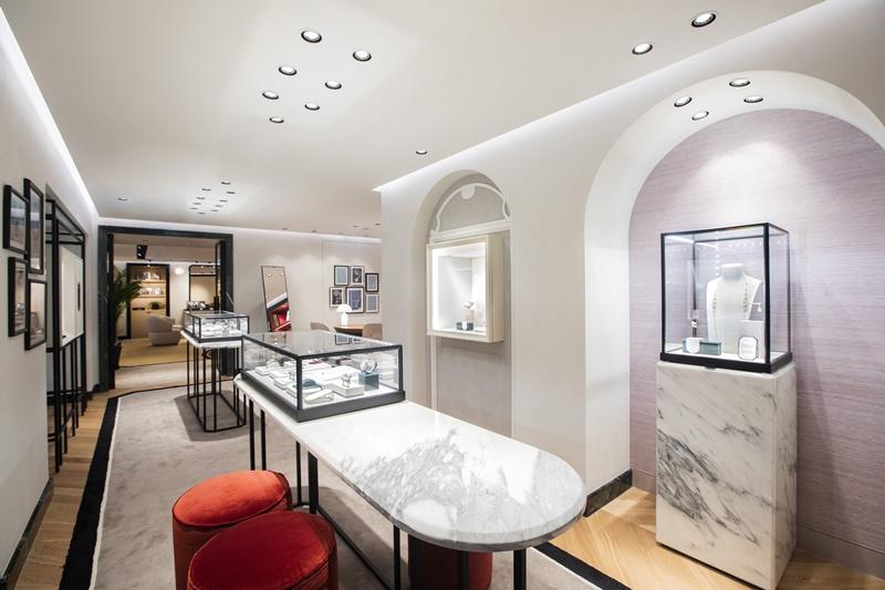 Boucheron 位於麗晶精品店的店裝，原汁原味複製巴黎芳登廣場總店。