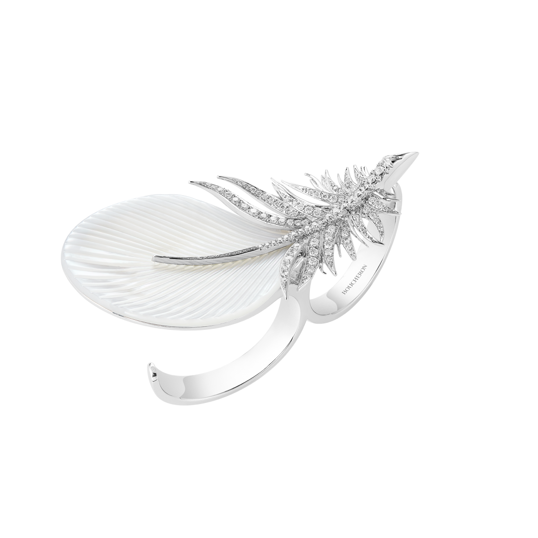 Boucheron 高級珠寶系列 Caresse De Plume 戒指，鑽石、珍珠母貝，NTD1,760,000。