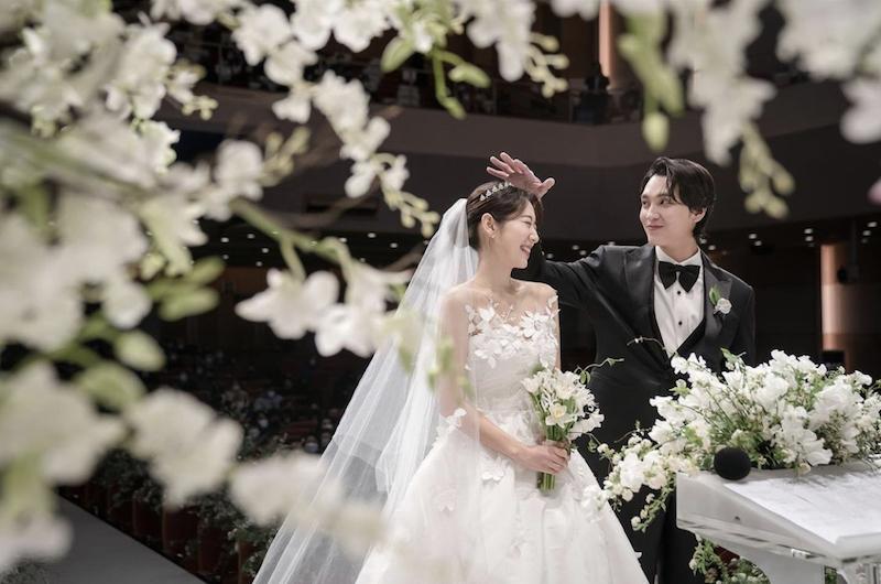 另一張照片則是來自婚禮現場上的側拍。（截自朴信惠IG）