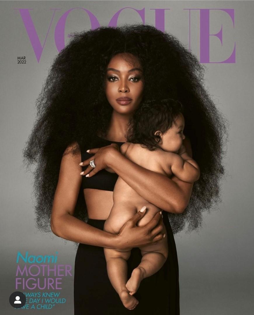 娜歐蜜帶著九個月大的女兒一起登上最新時尚雜誌封面。（翻攝自British Vogue@instagram）