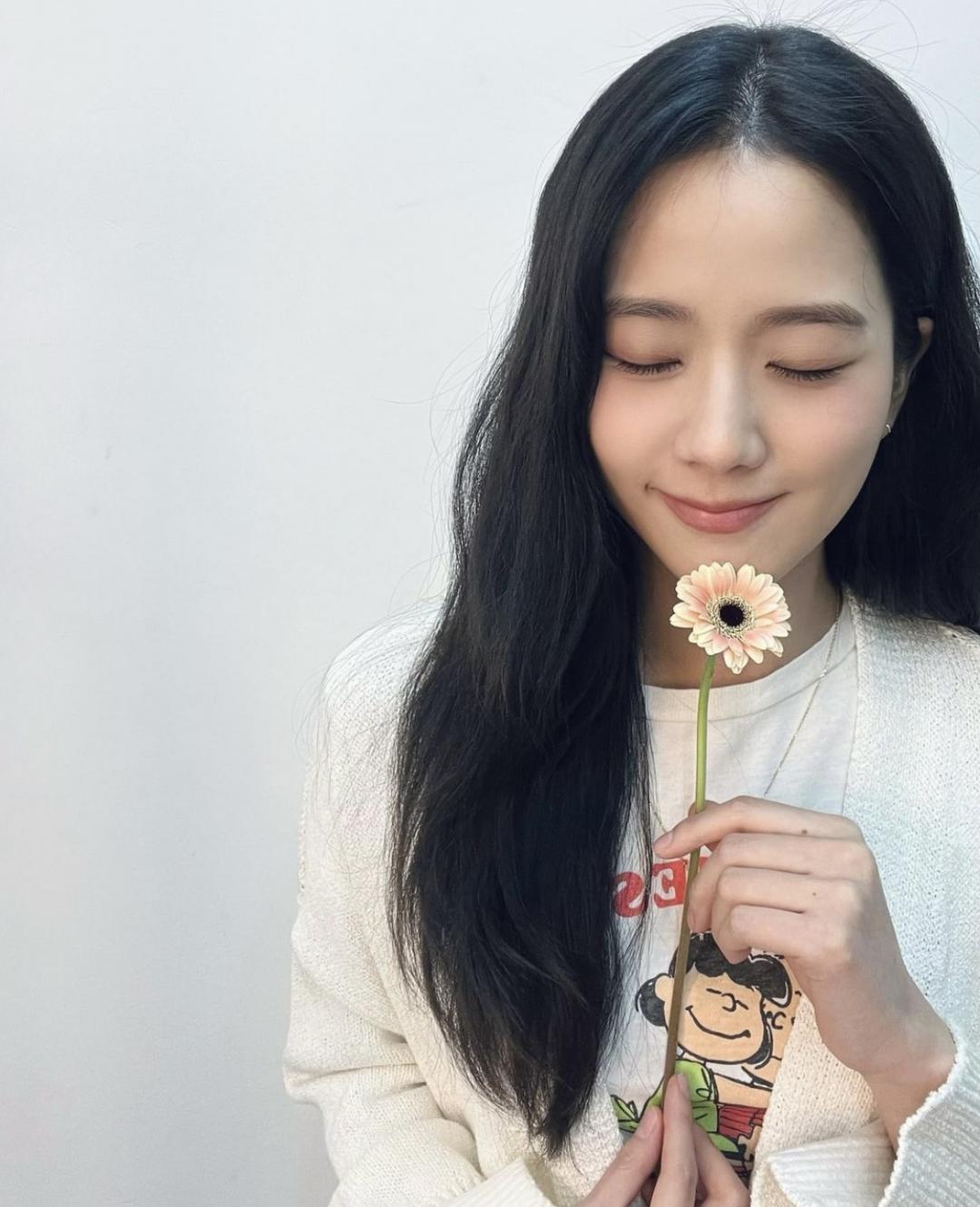 Jisoo平日淡妝僅描繪淡淡眼線，強化出眼神。(翻攝自sooyaaa IG)