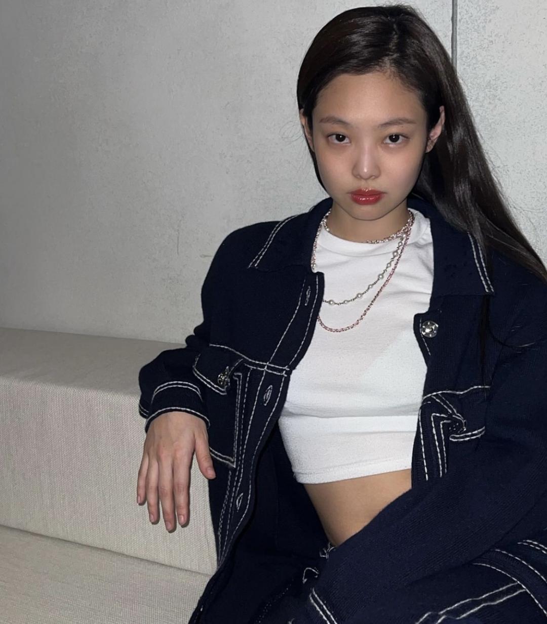 Jennie彩妝風格就是自然眉型、淡淡的眼下打亮搭配略上揚的眼線，慵懶又惹人憐。(翻攝自jennierubyjane IG)