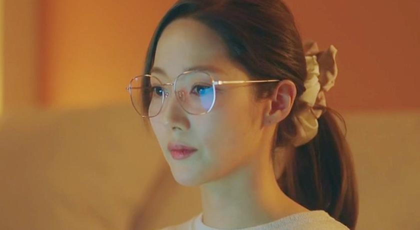 朴敏英《氣象廳》「金絲邊眼鏡」爆紅！千元韓國平價品牌輕鬆就能同款