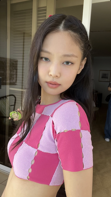 Jennie的「格紋」上衣其實是拼接的設計。（截自Jennie IG）