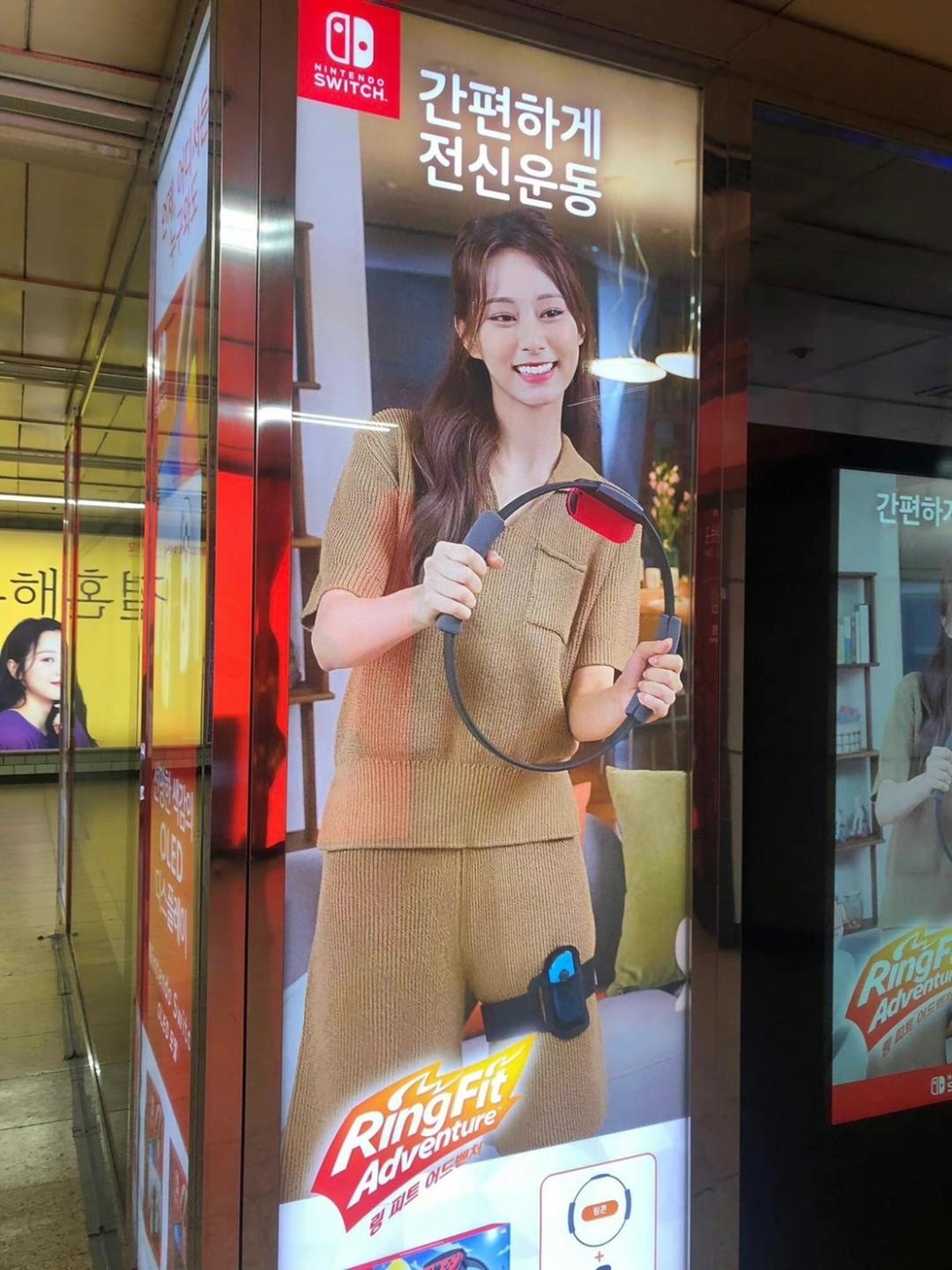 有粉絲上網分享在韓國賣場裡周子瑜的個人形象照，表示品牌還是有給子瑜個人畫面。