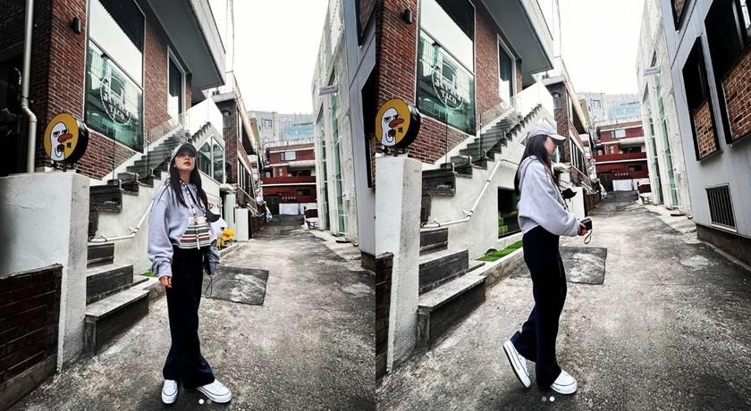 金泰希更新個人IG，她在自家附近散步，裝扮有如大學生。