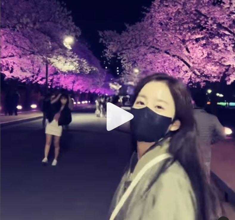 金泰希放上賞櫻影片，她看起來容光煥發。