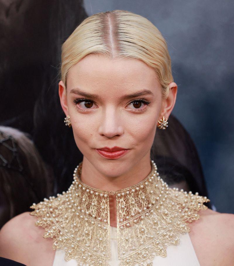 Anya Taylor-Joy的項鍊非常別緻。（美聯社）