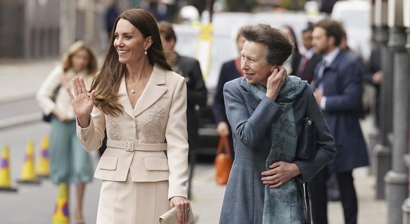 凱特王妃一身奶油色現身倫敦街頭！單獨與安妮公主同框亮相超稀奇