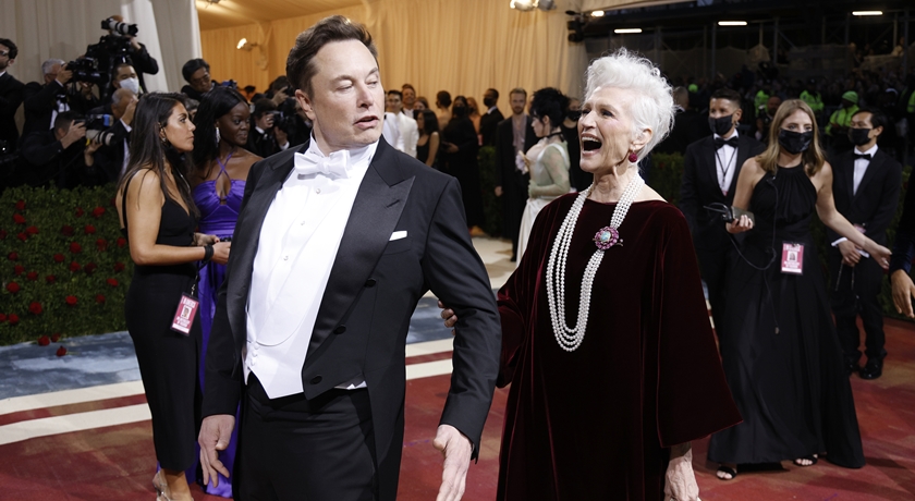 時尚奧斯卡》馬斯克收購推特首亮相！74歲名模媽成紅毯最美女伴