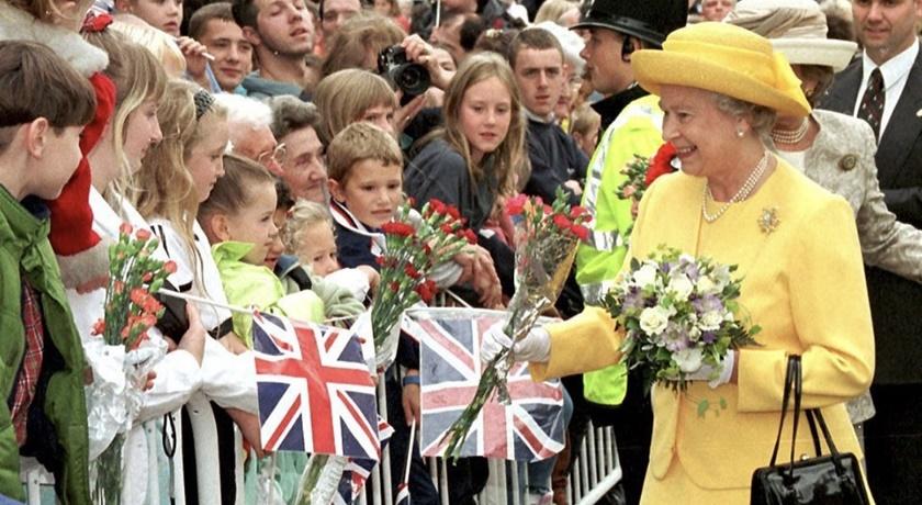 英國女王伊莉莎白二世慶祝登基70週年 「白金禧年紀念香水」台幣6,000元開賣！