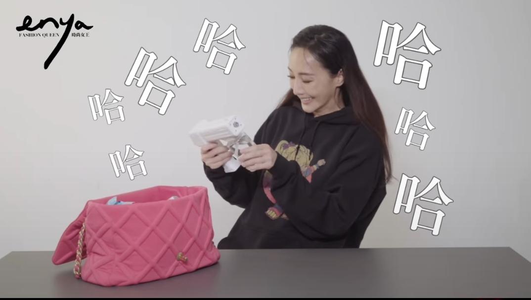 關穎一開場就從包包中拿出酒精噴槍。
