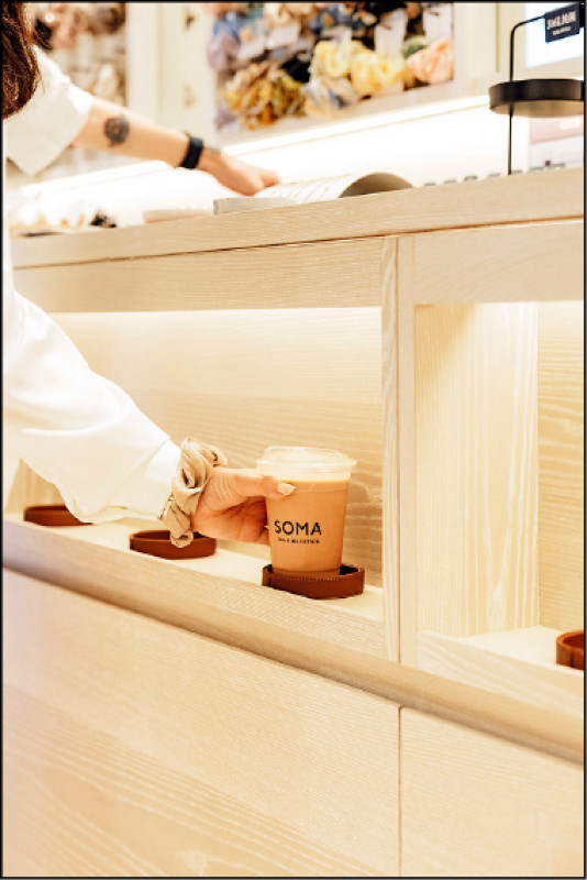 店內貼心打造放置飲料的杯墊，避免試戴時飲料無處安放的尷尬。