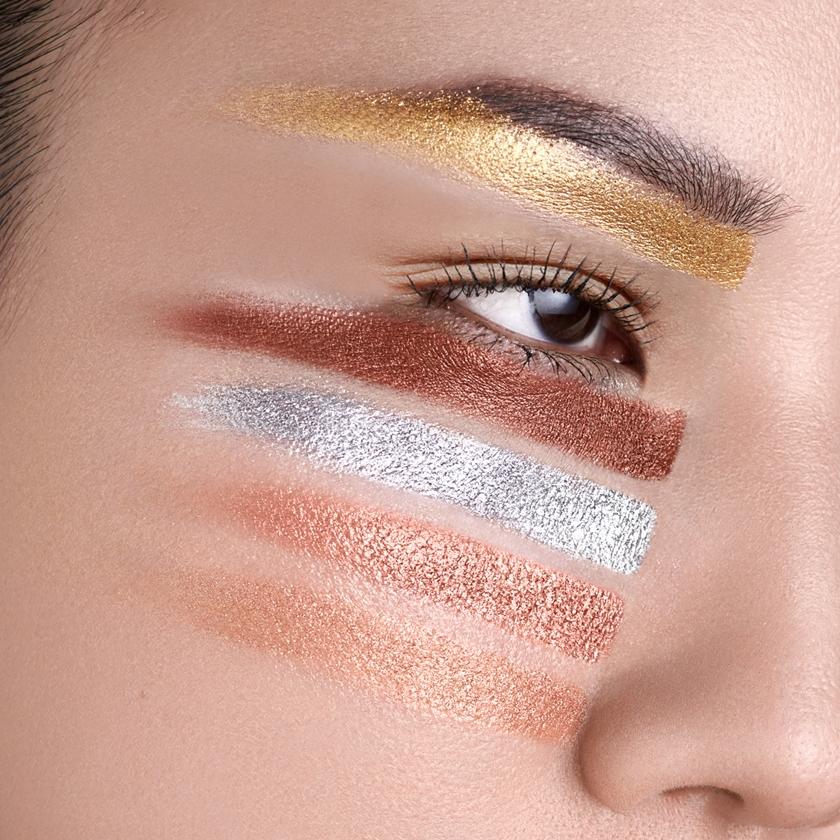 創藝無限眼影推出「金屬蜜光質地」。