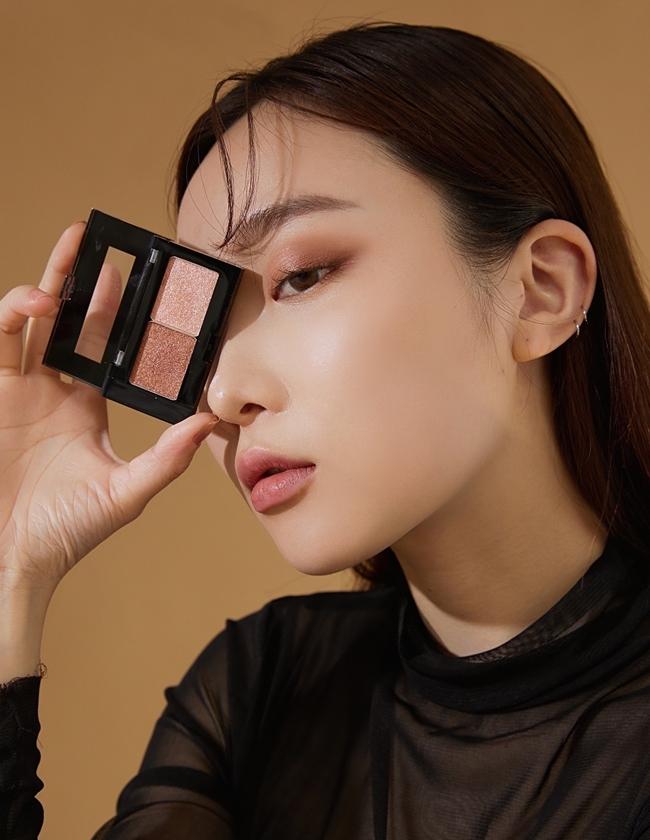 植村秀創藝無限眼影，以光澤讓不同眼型都能變立體。