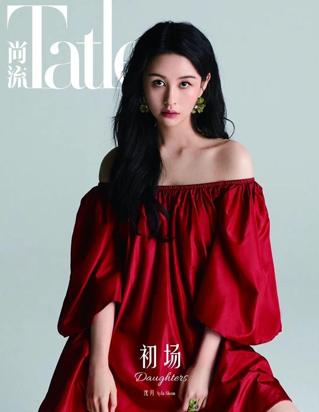 沈月以一身火紅登時尚雜誌。