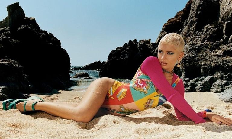 最美星二代美胸「左右開弓」拍Versace廣告！辣翻海灘男模視線移不開