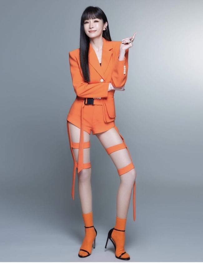 謝金燕一身火辣熱褲更性感。（翻攝自jeanniehsieh___bbb ig）