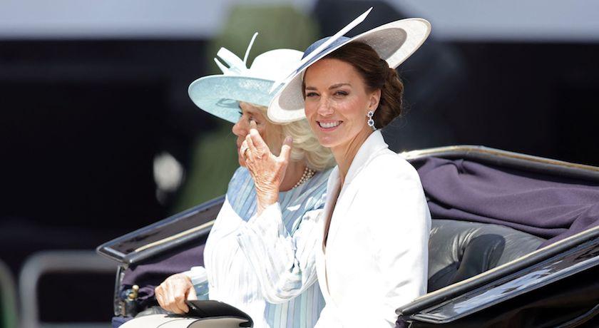 白金禧驚見凱特王妃被排擠？獨自沒穿「皇室藍」全是為了她