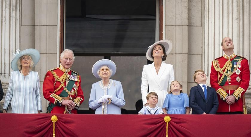 威廉凱特結婚 11 年生三娃！英女王慶典「經典對比照」藏洋蔥