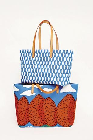 Marimekko×Mansur Gavriel聯名系列結合雙方著名標誌，草莓山印花大型托特包（下）16,000元，魚鱗印花小型托特包（上）14,000元。