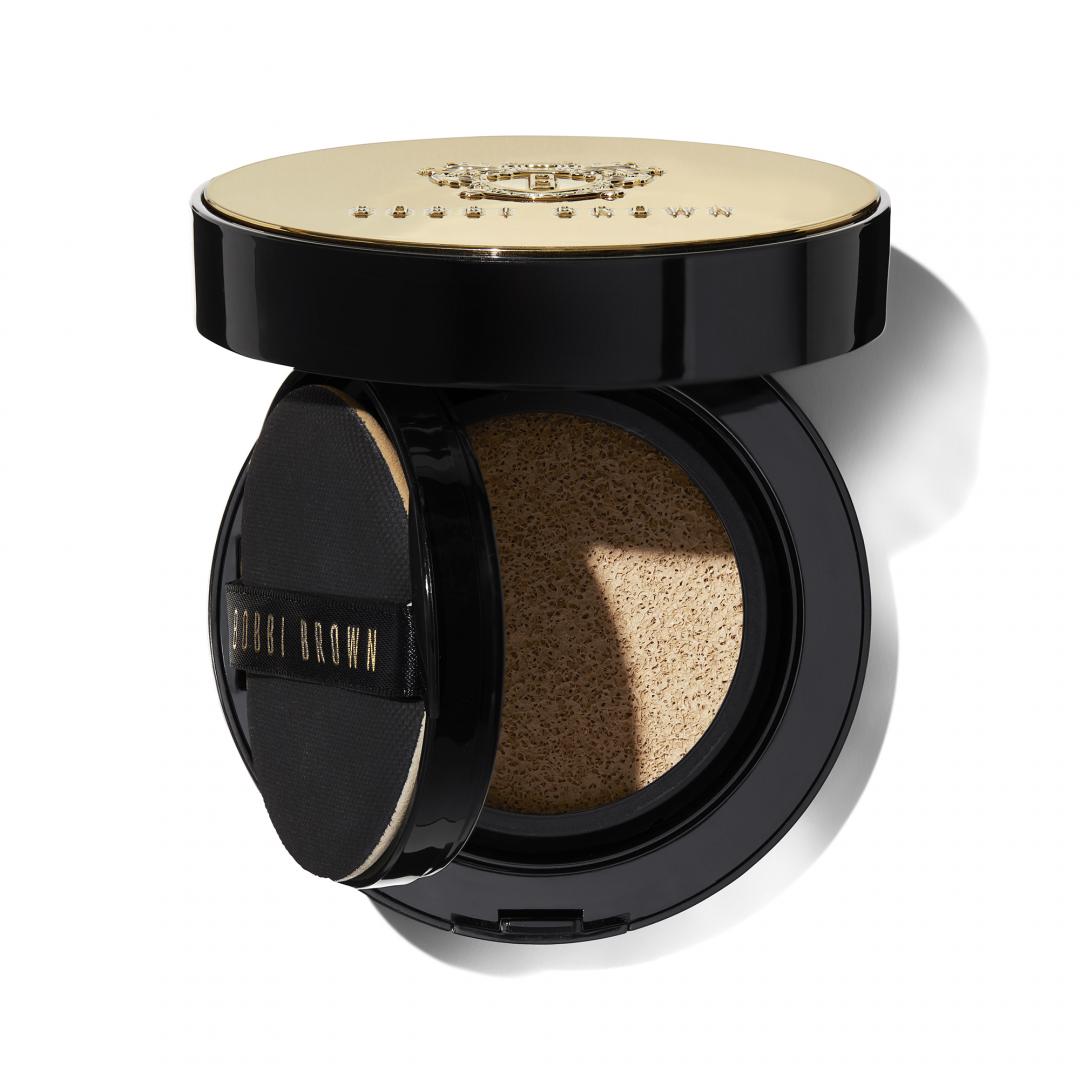Bobbi Brown高保濕修護精華氣墊粉底，SPF40/PA++++，12g／2,300元。